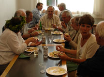 Bild på gäster som äter buffé