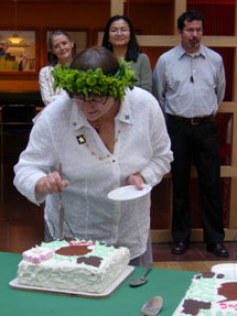 Bild på Ingrid Melinder och tårtan