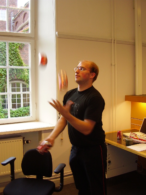 p9300162 Mattias juggling Colas