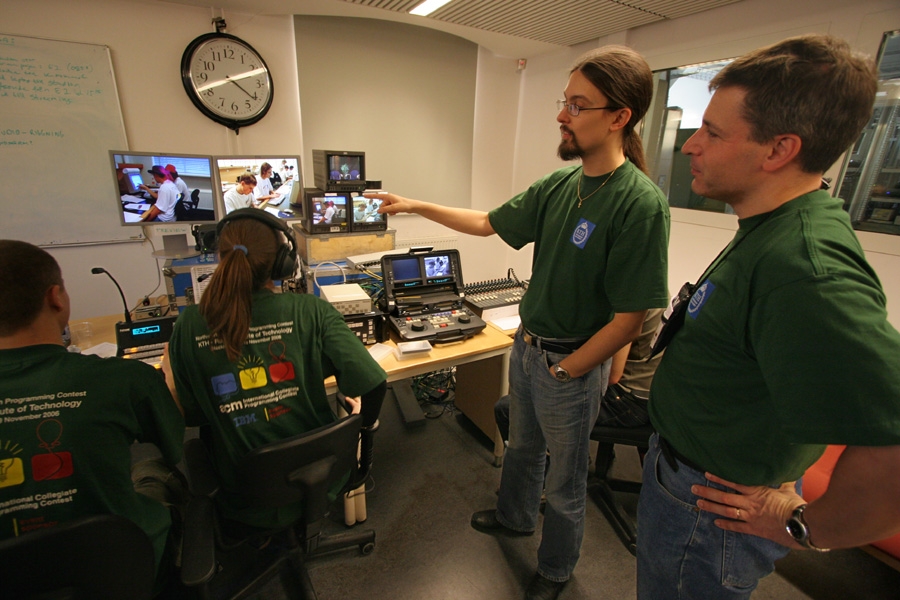 TV3 Fredrik Niemelä shows Mikael Goldmann the broadcast studio