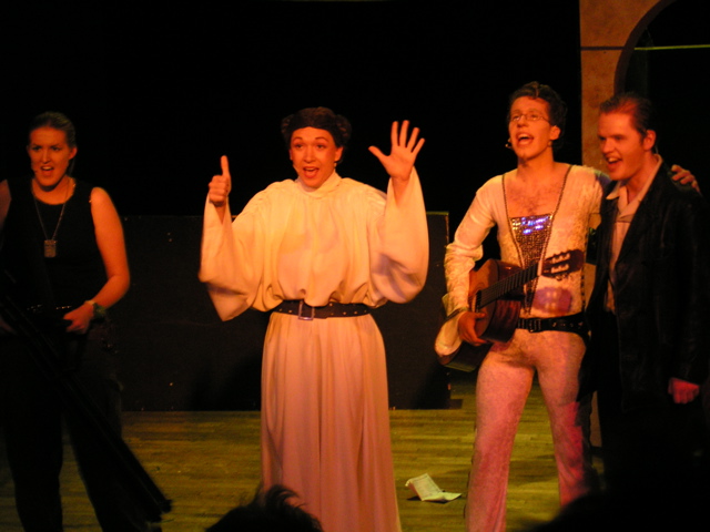 Ripley, Leia, Leif 'Luket' Skywalker och Elvis Presley står på scen och sjunger.