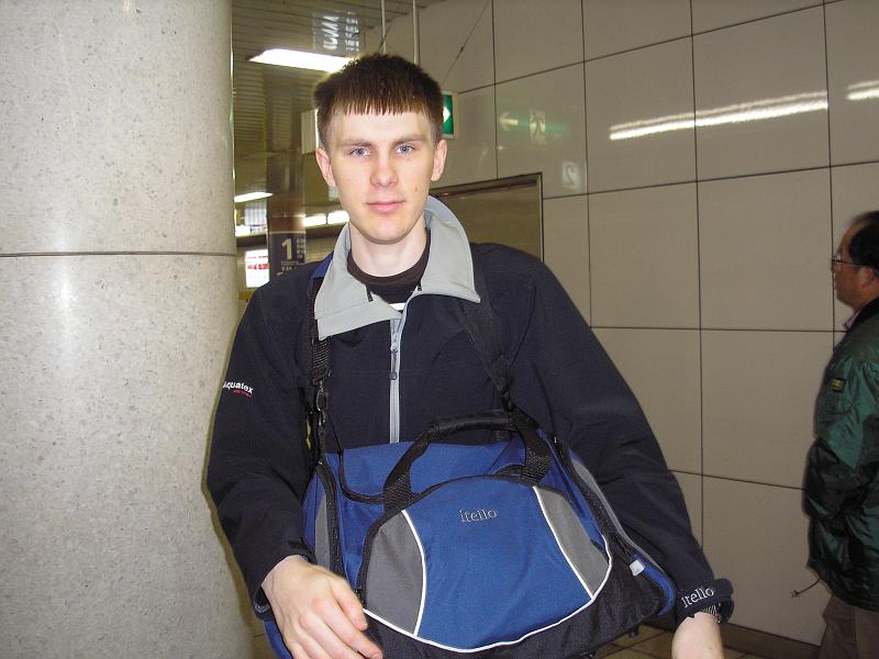 070311_vanta Vi byter hotell och vntar p tunnelbanan
